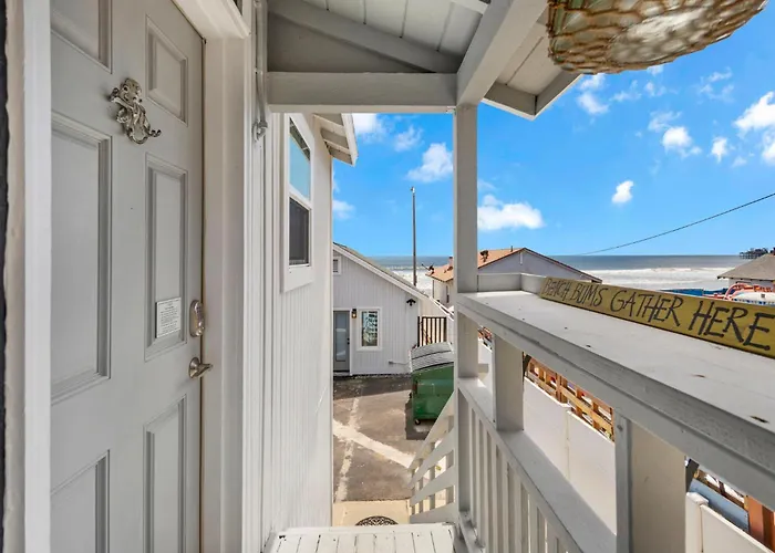 The Strand Beachfront Retreat - 2Bd Ocean View Condo, Sleeps 6